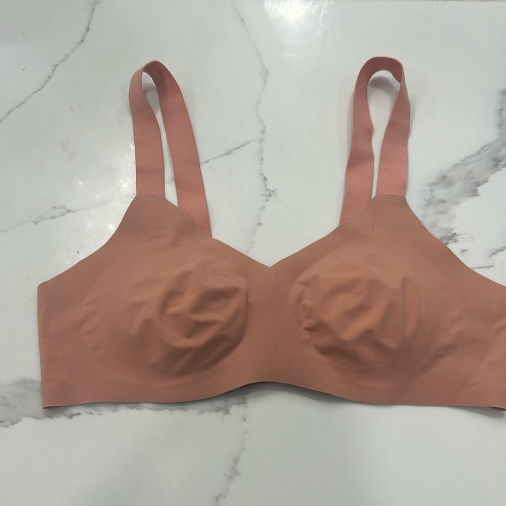 Knix Ginger Wireless Reversible Bra. Soft to the touch touch. Size 28 DD